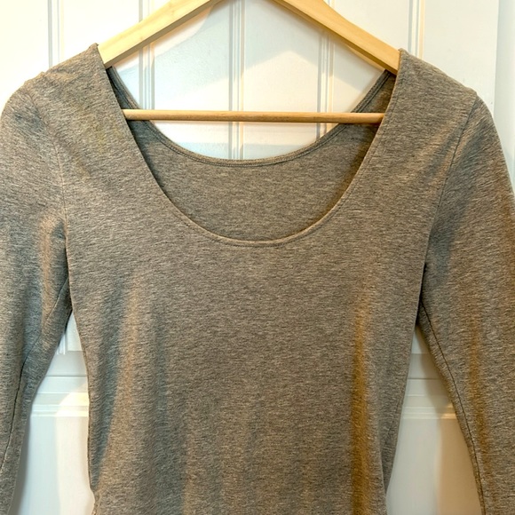 Great GAP bodysuit with a lower rounded back. Cute 3/4 sleeves. Gray, size XS - Picture 3 of 4